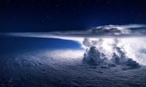 Khoảnh khắc ngoạn mục của những cơn bão dữ dội nhất từ ​​độ cao 12.000 mét chụp bởi phi công
