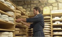 Bí mật đằng sau hương vị phô mai tuyệt hảo: Hầm ủ phô mai truyền thống của cửa hàng phô mai lâu đời ở Paris