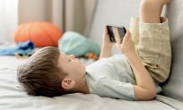 Trẻ em đánh mất khả năng kiểm soát cảm xúc khi được dỗ dành bằng thiết bị điện tử